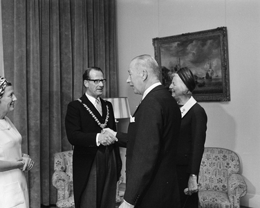 102085 Afbeelding van de receptie van de nieuwe burgemeester van Utrecht H.G.I. baron van Tuyll van Serooskerken en ...